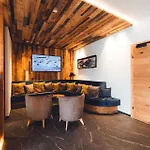 Apartman Burgstadl & Restaurant Ladis