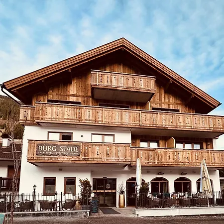 Burgstadl & Restaurant Apartman Ladis
