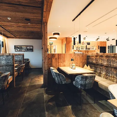 Burgstadl & Restaurant Ladis