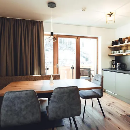 Burgstadl & Restaurant Ladis