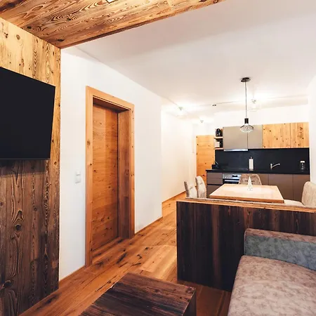 Burgstadl & Restaurant Apartman Ladis