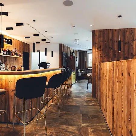 Burgstadl & Restaurant Ladis